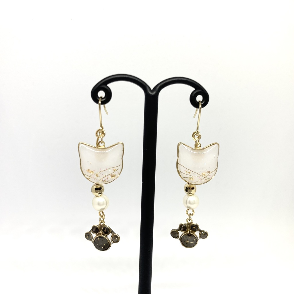 ネコの優雅なピアス