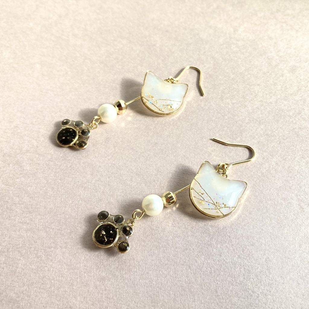 ネコの優雅なピアス