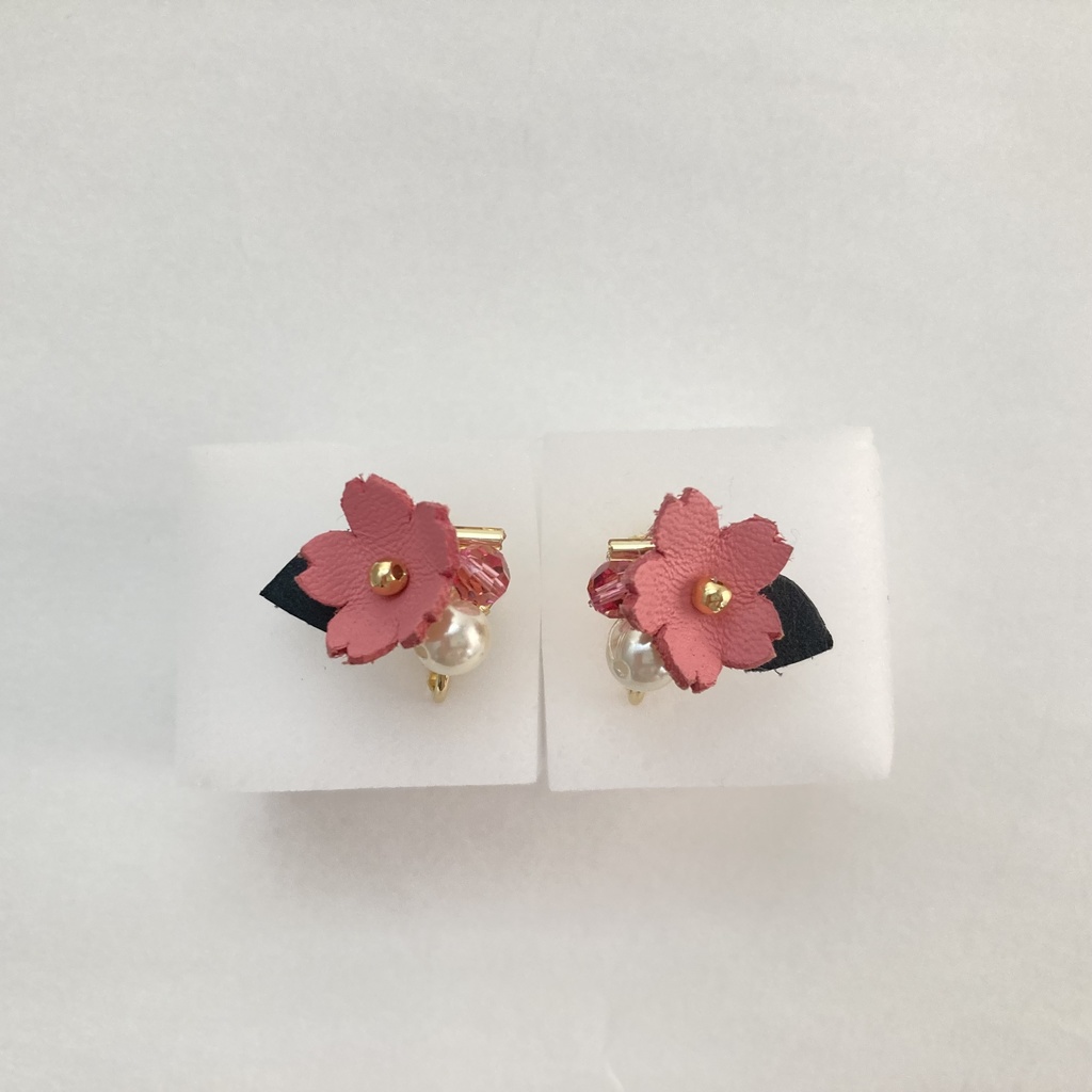 ピンクのレザーフラワーのイヤリング