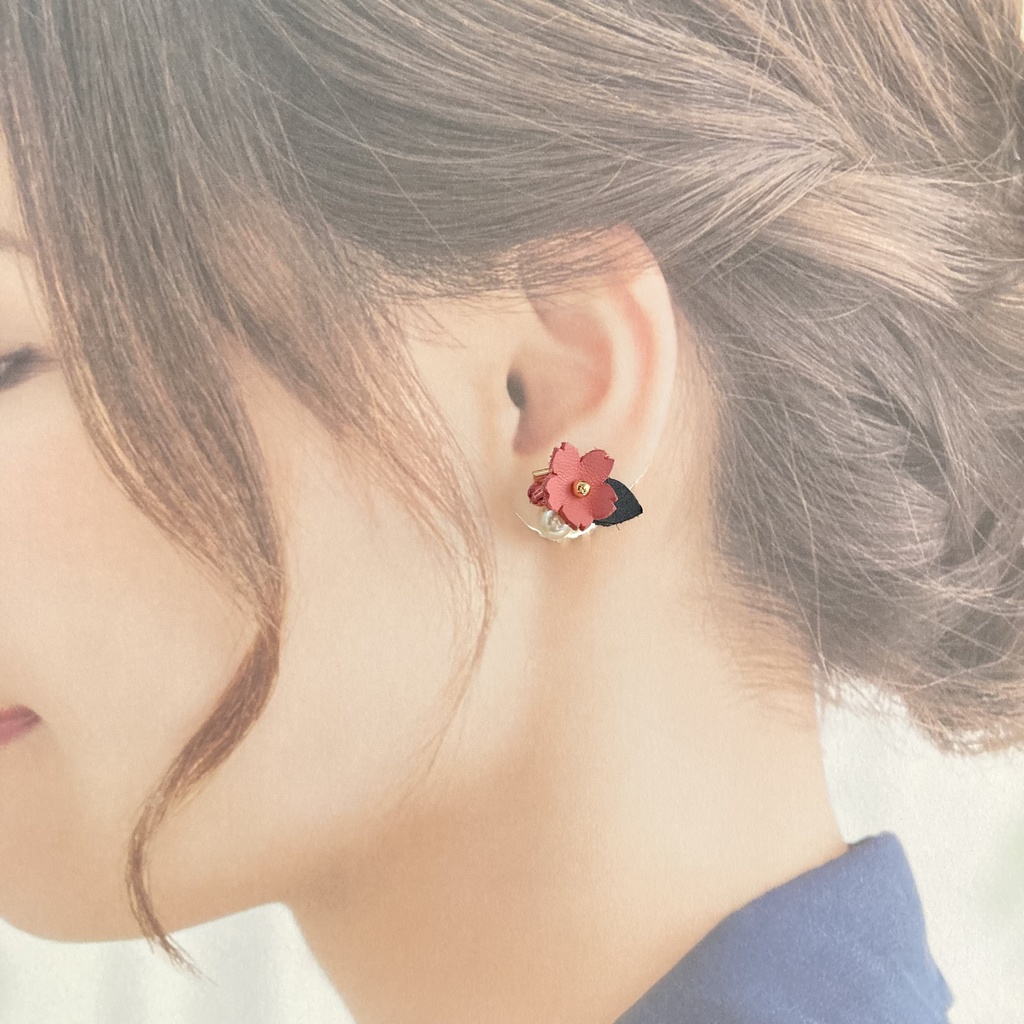ピンクのレザーフラワーのイヤリング