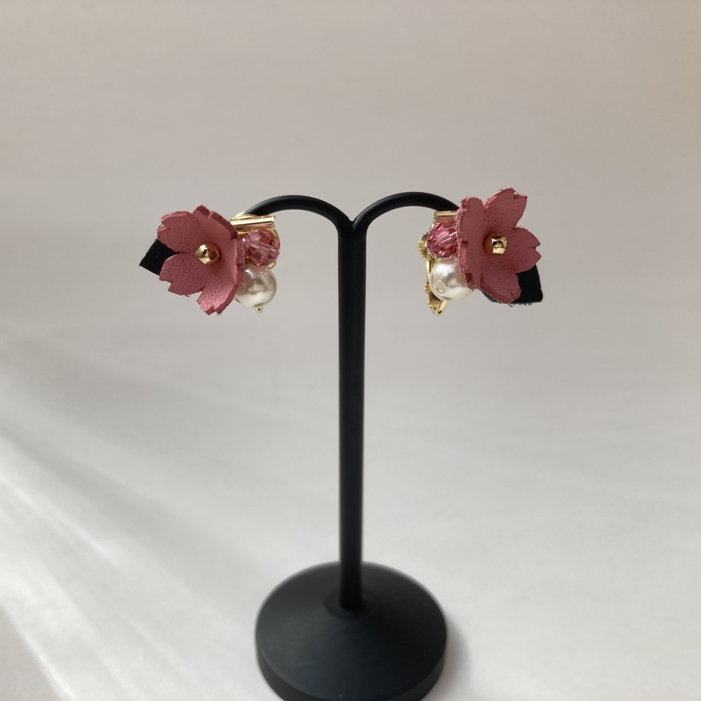 ピンクのレザーフラワーのイヤリング