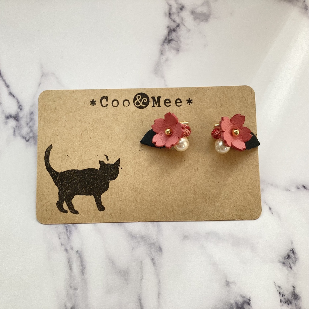 ピンクのレザーフラワーのイヤリング