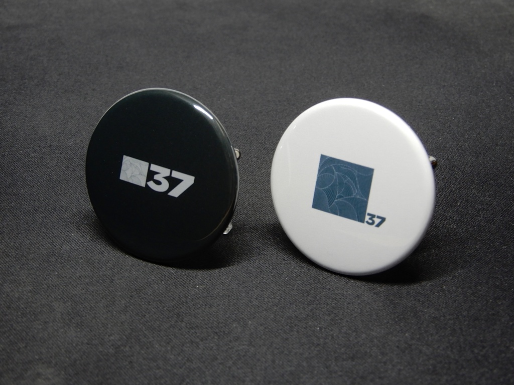 ■37ロゴ缶バッジ