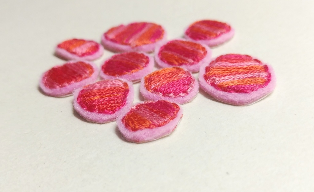 レッドのドットシール【刺繍シール】