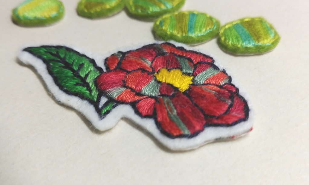 椿の花とドットシールのセット【刺繍シール】