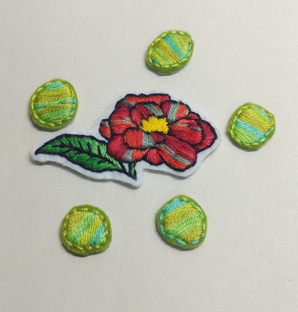 椿の花とドットシールのセット【刺繍シール】