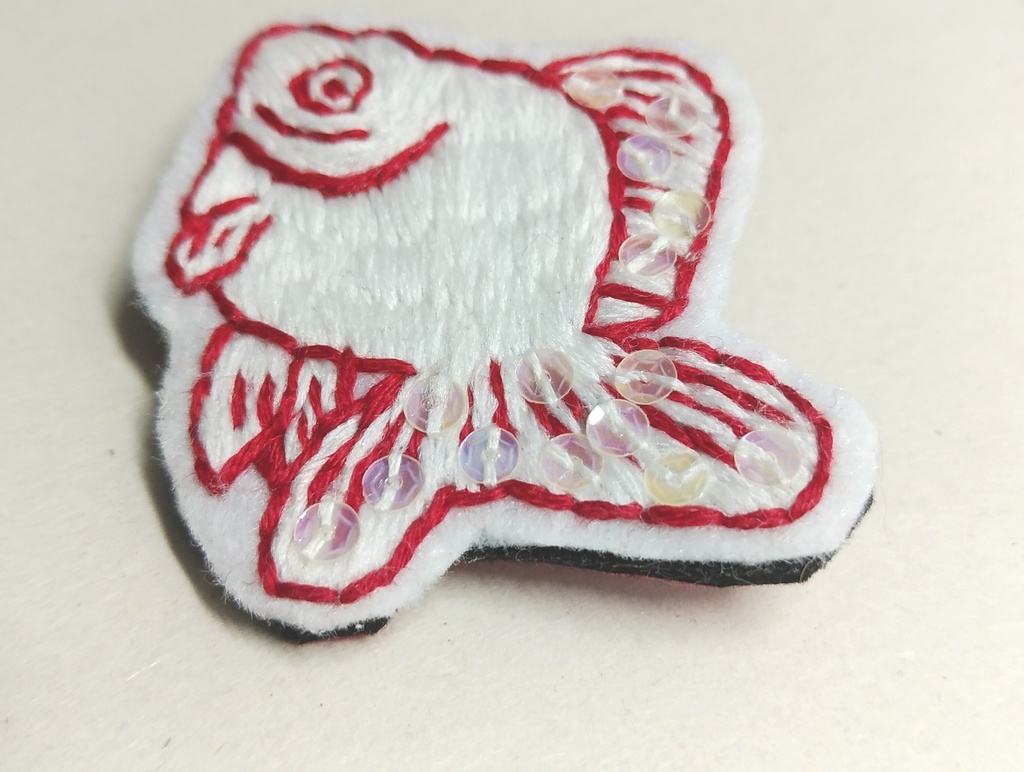 アルビノ金魚リュウキンの刺繍ブローチ