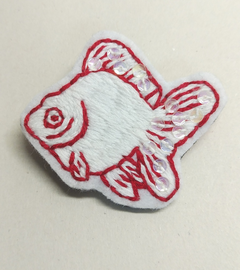 アルビノ金魚リュウキンの刺繍ブローチ