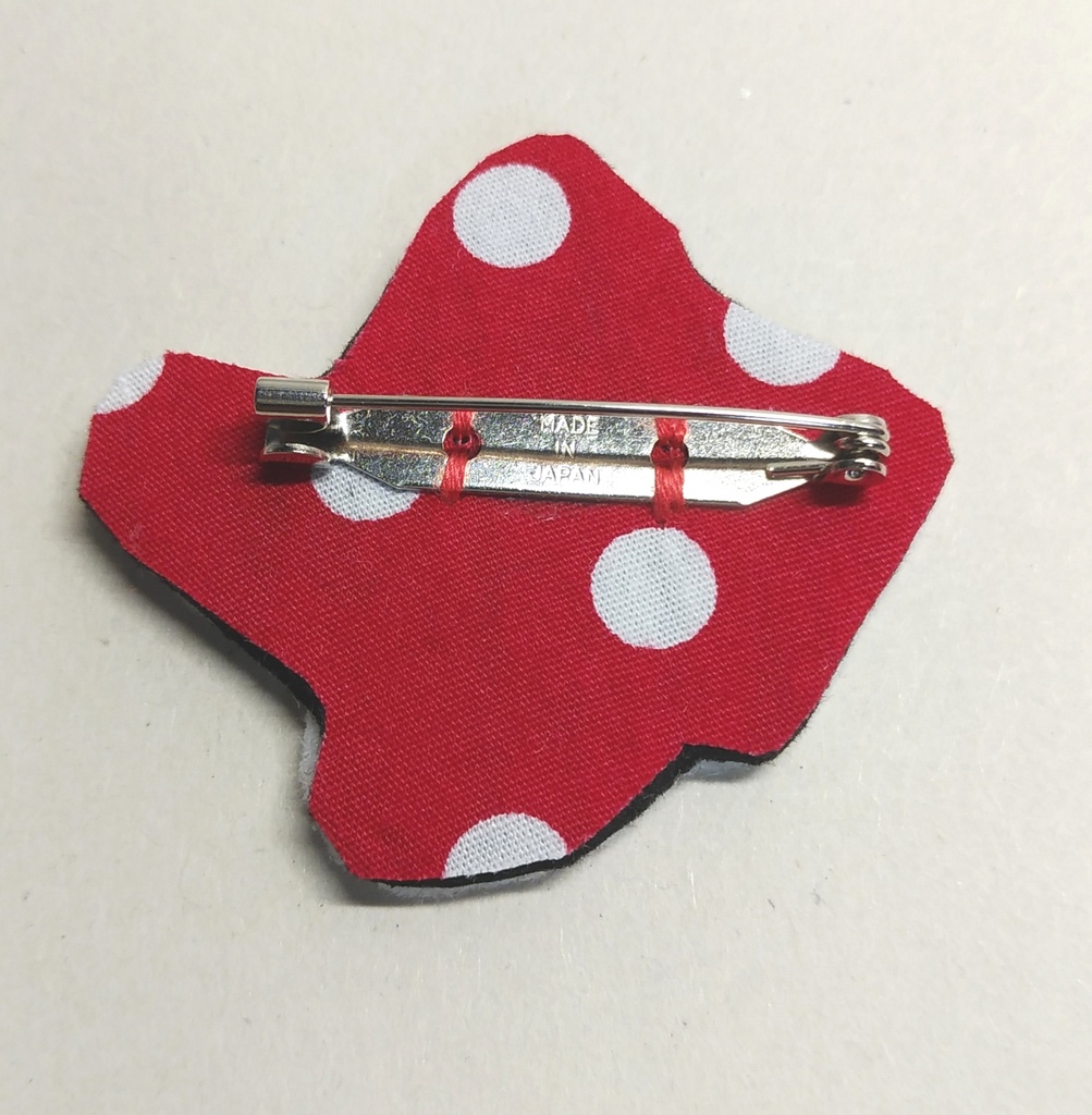 アルビノ金魚リュウキンの刺繍ブローチ