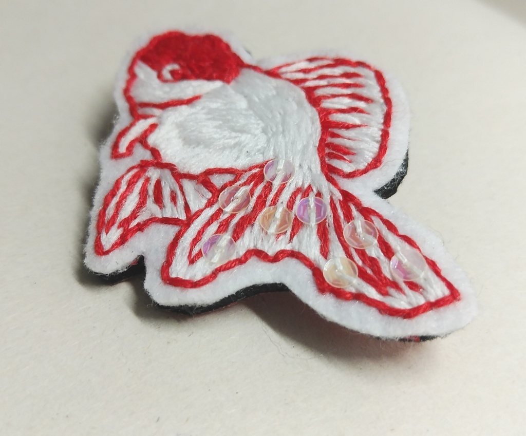 アルビノ金魚タンチョウの刺繍ブローチ