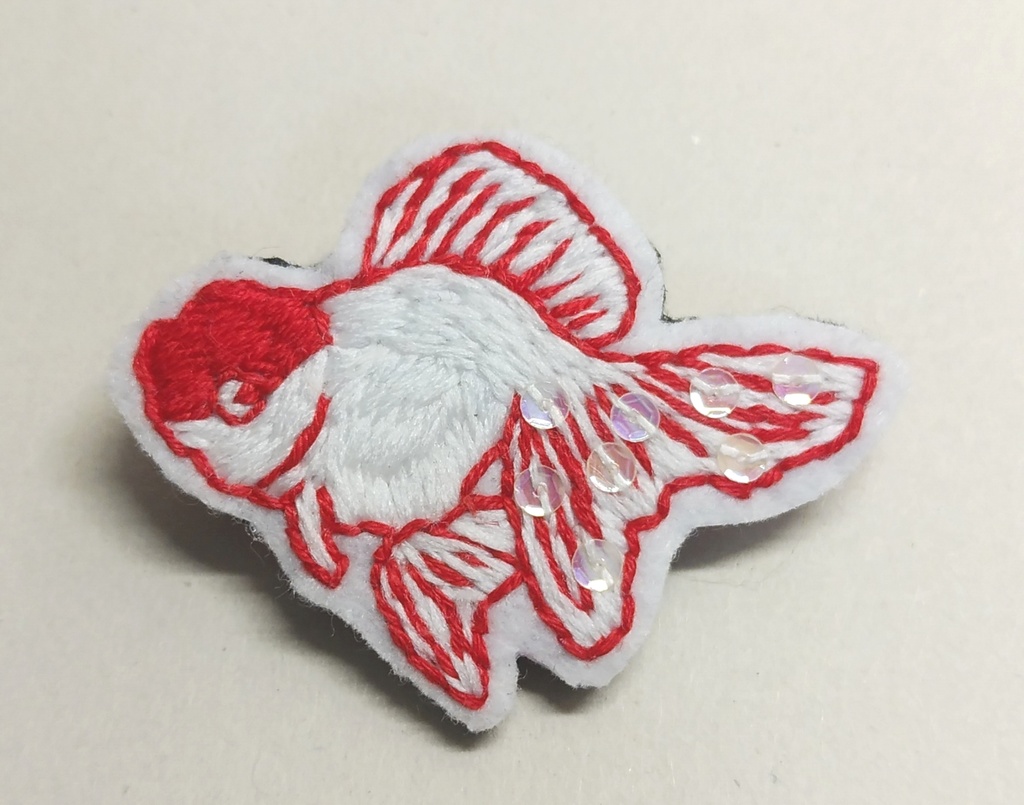 アルビノ金魚タンチョウの刺繍ブローチ
