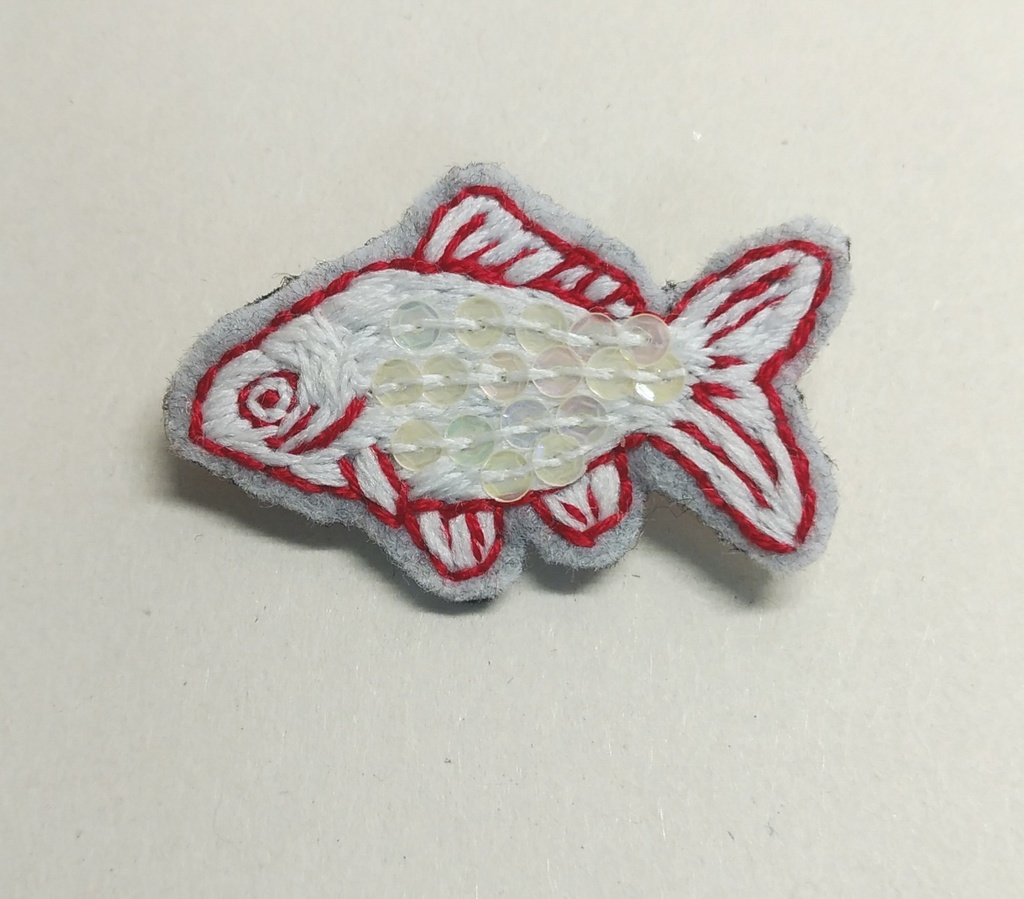 アルビノ金魚ワキンの刺繍ブローチ Niwniw Pin Booth