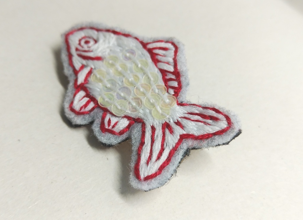 アルビノ金魚ワキンの刺繍ブローチ