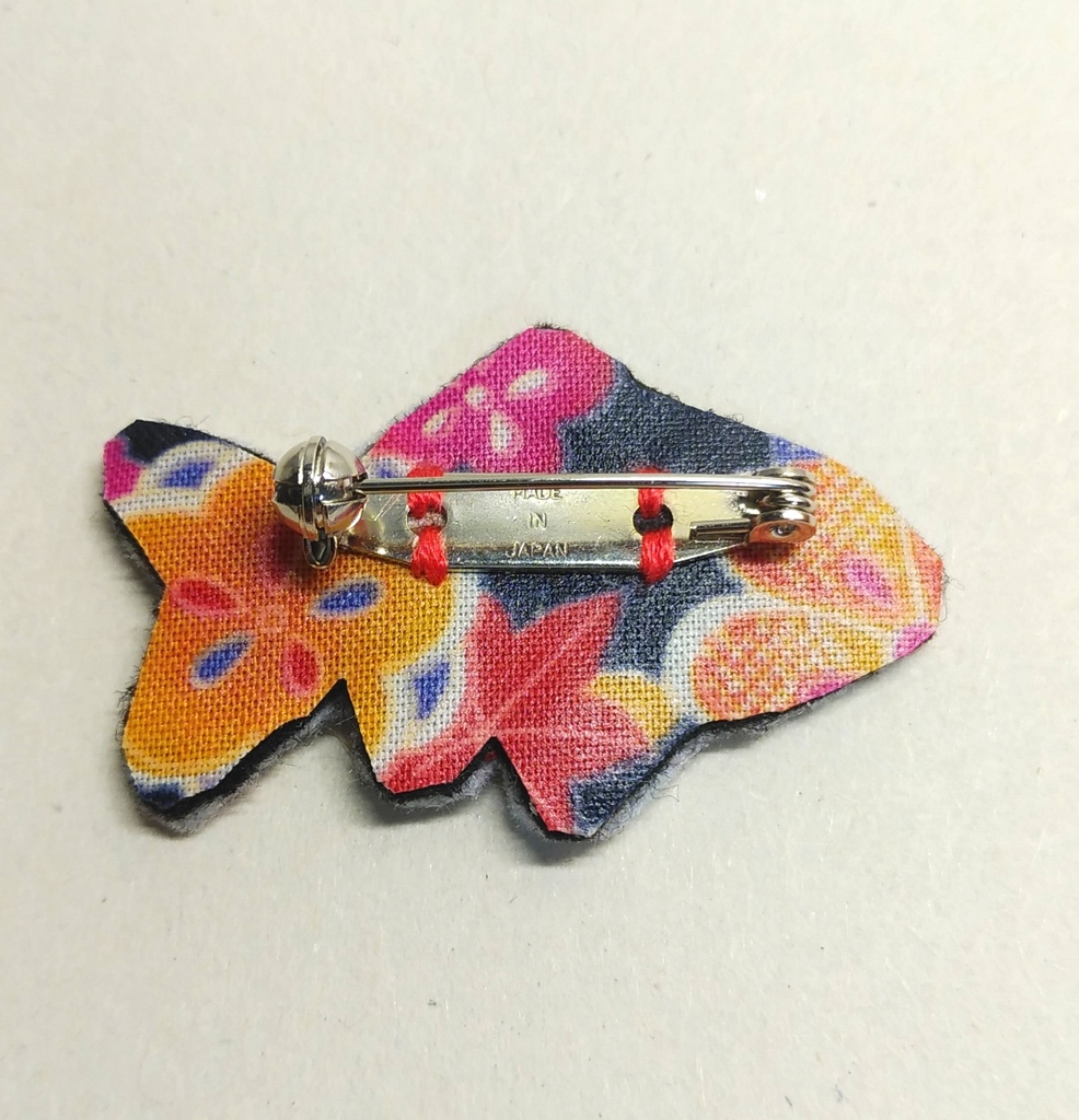 アルビノ金魚ワキンの刺繍ブローチ