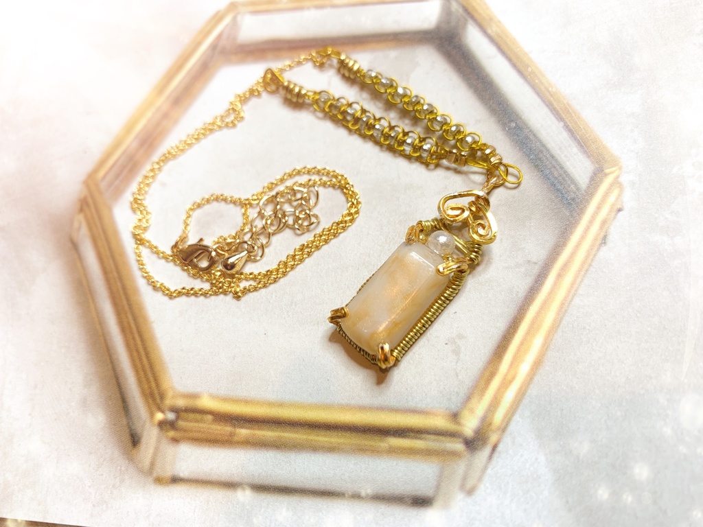 【天然石風】ビーズを編み込んだペンダント✧︎*。