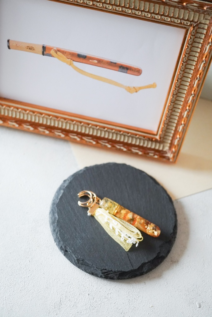 林原美術館所蔵「金梨子地葵紋散鞘合口短刀拵」モチーフのイヤーカフ