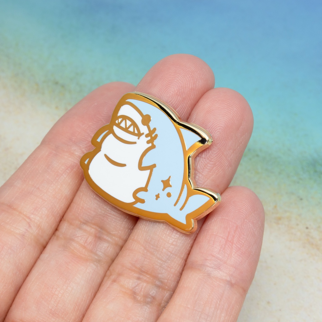 デブサメピンバッジ