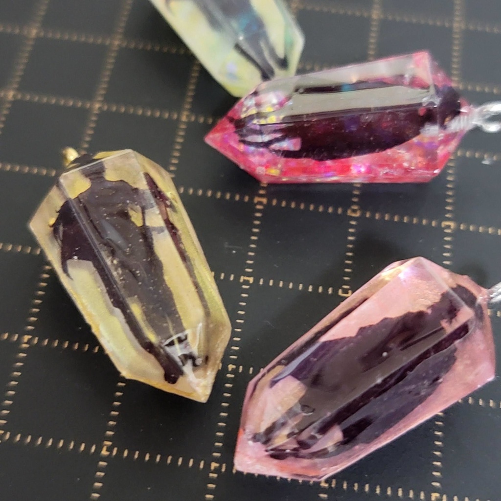 【展示・在庫販売】キャラシルエット入りアクセサリー:まほやく・ツイステ