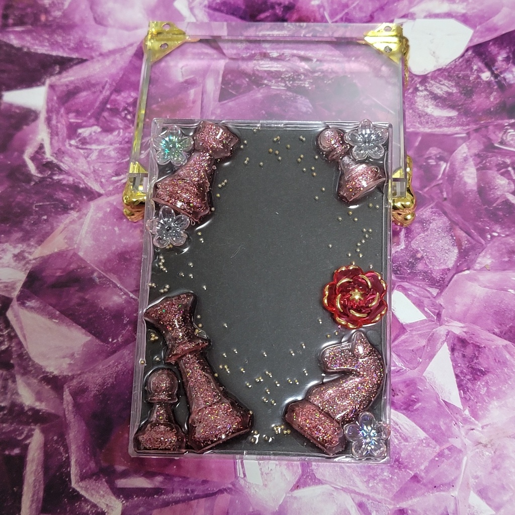 レジンデコカードケース:チェス・赤×金