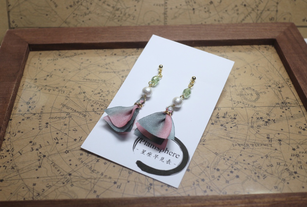 左文字リボンタッセルピアス