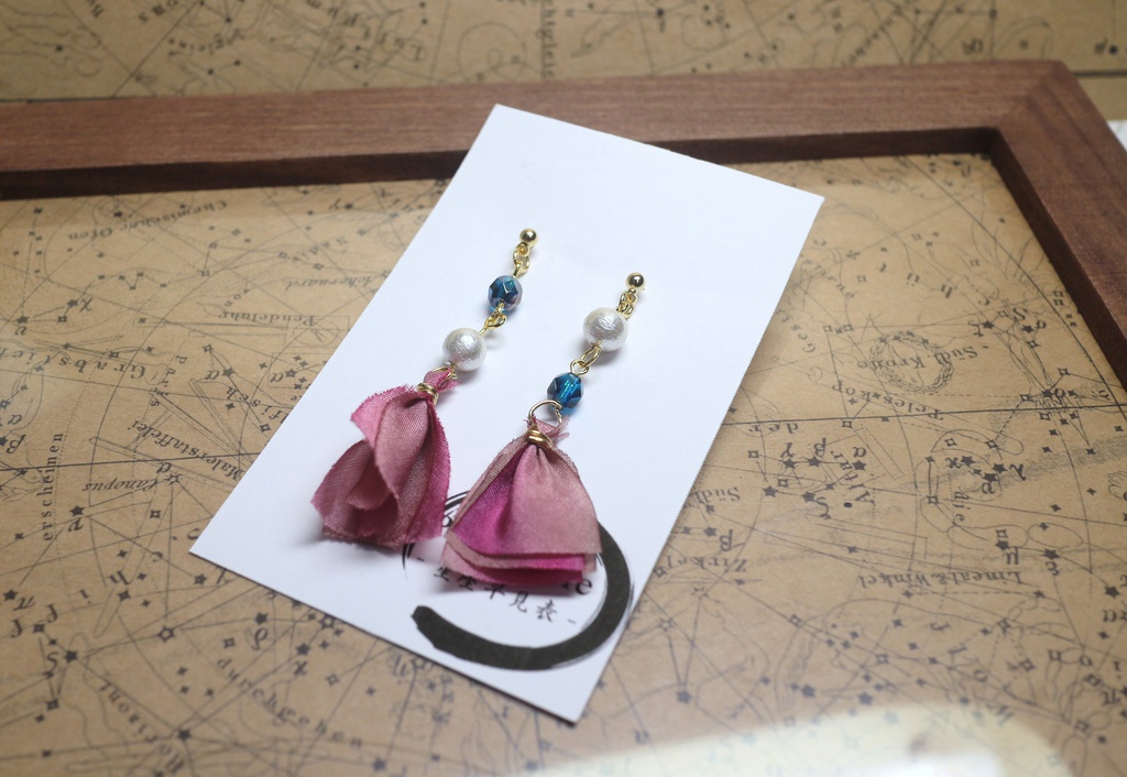 左文字リボンタッセルピアス