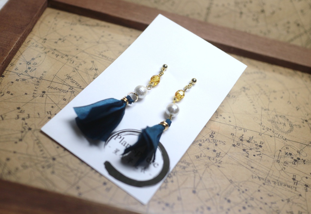 左文字リボンタッセルピアス