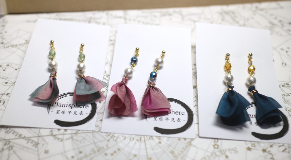 左文字リボンタッセルピアス