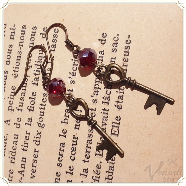 アンティーク調 鍵 ピアス ロング ハート レッド