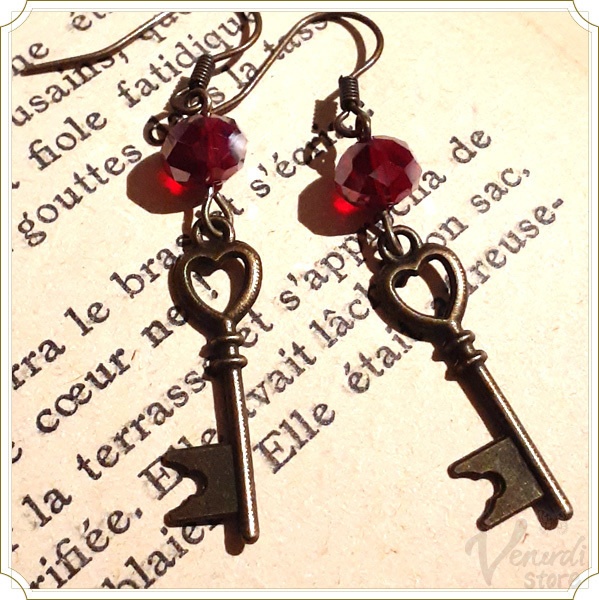 アンティーク調 鍵 ピアス ロング ハート レッド