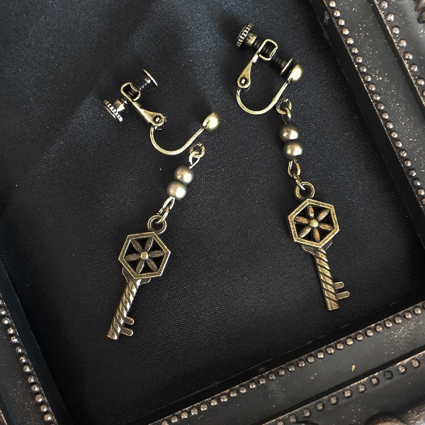 アンティーク調鍵イヤリング ヘキサゴン