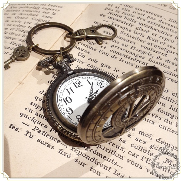 【再入荷】懐中時計 キーホルダー 羅針盤 鍵付き アンティーク調 レトロ