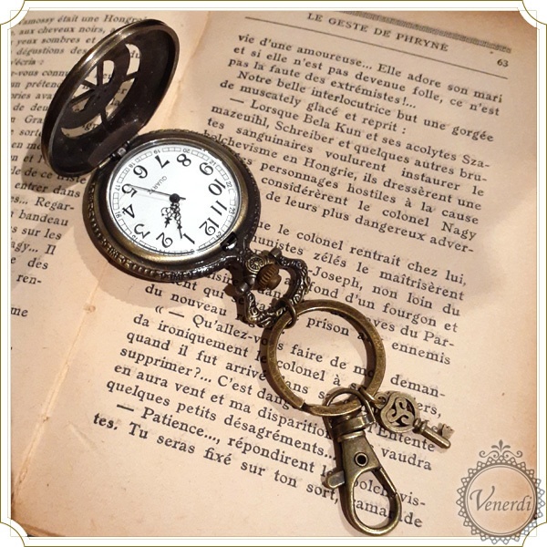 【再入荷】懐中時計 キーホルダー 羅針盤 鍵付き アンティーク調 レトロ