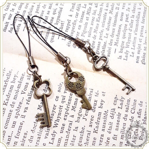 アンティーク調 鍵 ストラップ シンプル