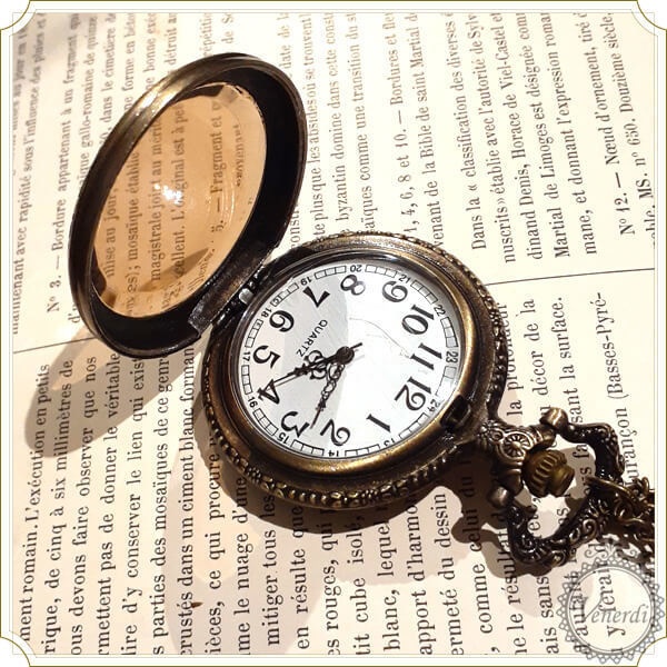 懐中時計 バッグチャーム アンティーク調 ブラウンガラス レトロ 鍵付き