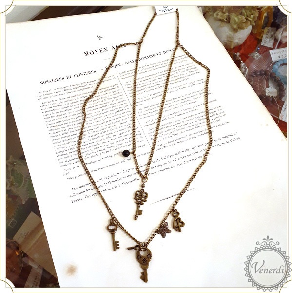 アンティーク調鍵ペンダント じゃら付けネックレス スチームパンク