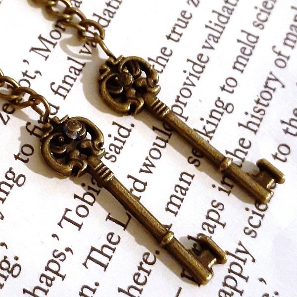 アンティーク調鍵イヤリング (ロング) ピアス変更可能