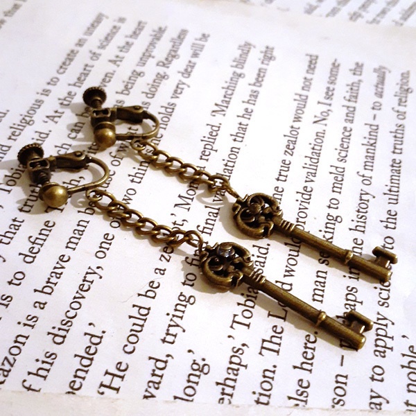 アンティーク調鍵イヤリング (ロング) ピアス変更可能