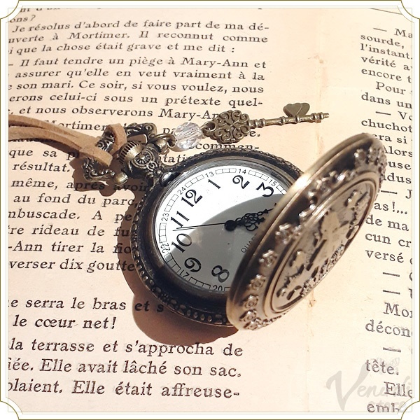 懐中時計 スエード紐ネックレス アンティーク調 アリスとチェシャ猫 レトロ 鍵