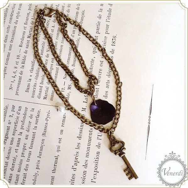 ゴシックな花びらと鍵のブレスレット&バッグチャーム