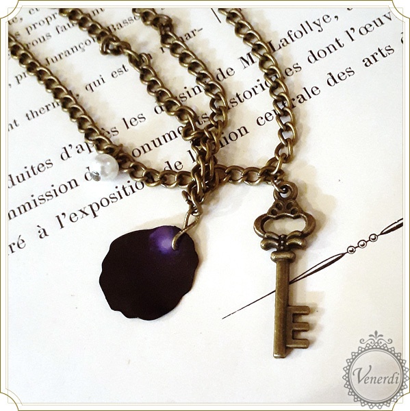 ゴシックな花びらと鍵のブレスレット&バッグチャーム