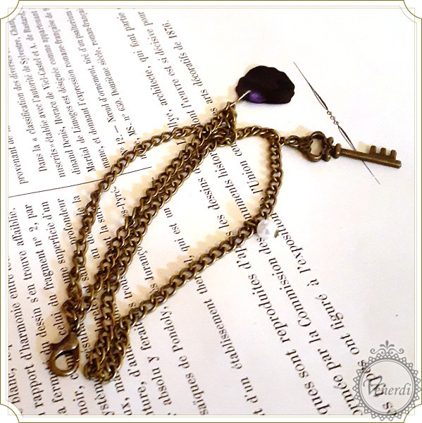 ゴシックな花びらと鍵のブレスレット&バッグチャーム