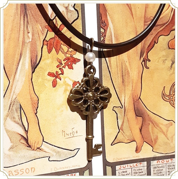 アンティーク調鍵ペンダント クラシカルフラワー パール