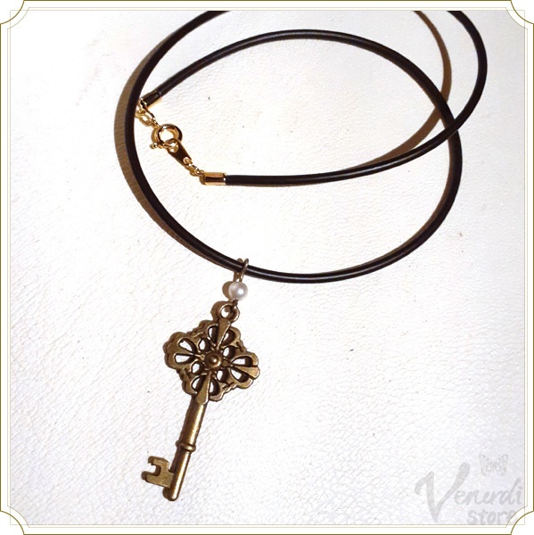 アンティーク調鍵ペンダント クラシカルフラワー パール