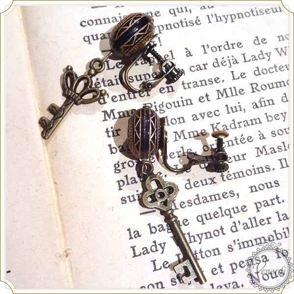 アンティーク調ビーズと鍵のアシンメトリーイヤリング