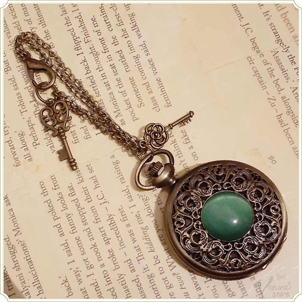 懐中時計バッグチャーム グリーンの宝石