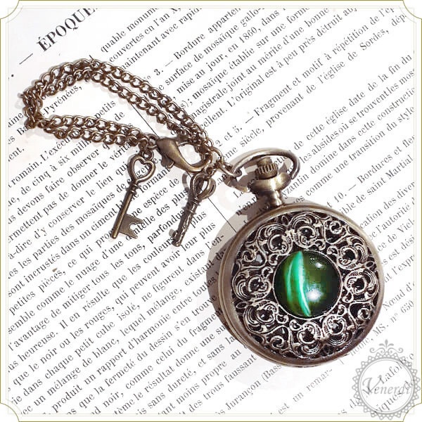 懐中時計バッグチャーム グリーンの宝石