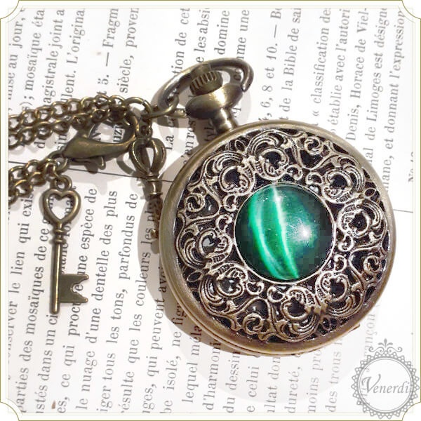 懐中時計バッグチャーム　グリーンの宝石