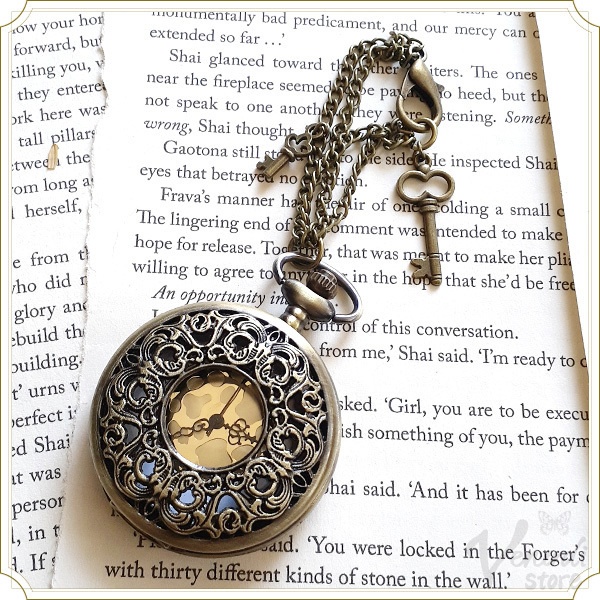 懐中時計バッグチャーム 唐草模様