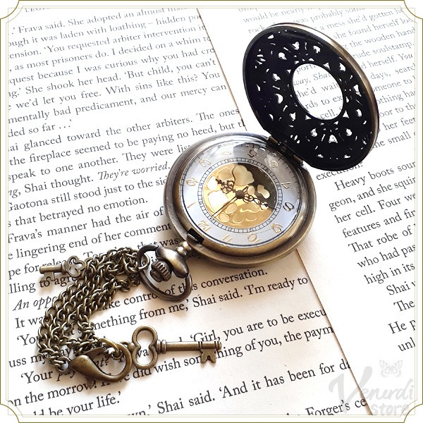 懐中時計バッグチャーム 唐草模様