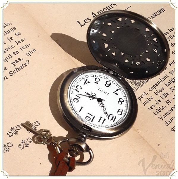 懐中時計 スエード紐ネックレス グリーンの宝石